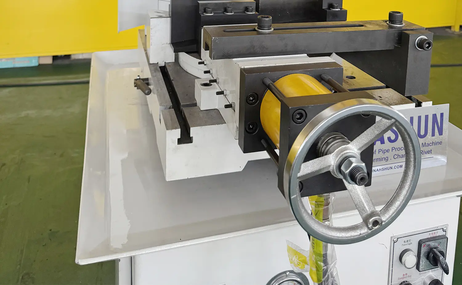 V-sarjan puoliautomaattinen hydraulinen metallipyörösaha