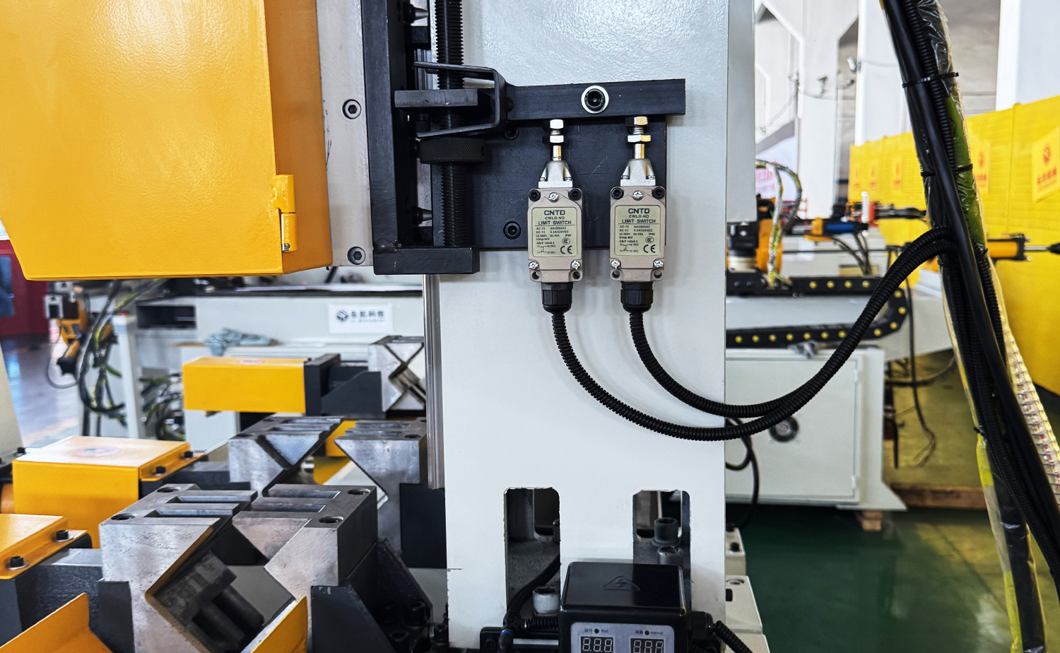 CNC-sarjan täysin automaattinen servosyöttöputken leikkauskone