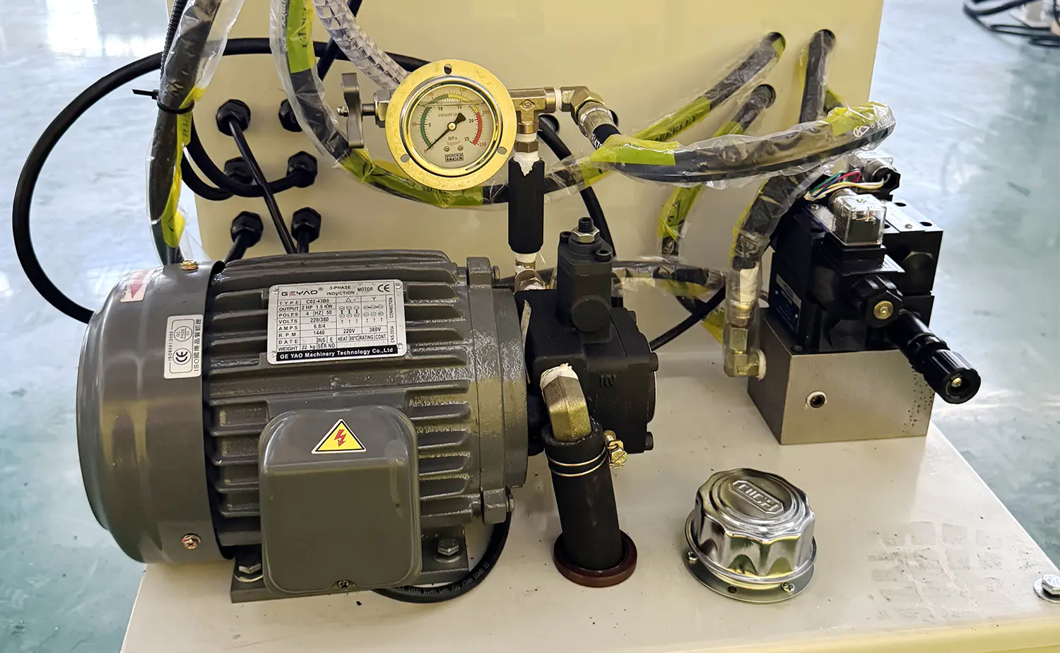 V-sarjan puoliautomaattinen hydraulinen metallipyörösaha