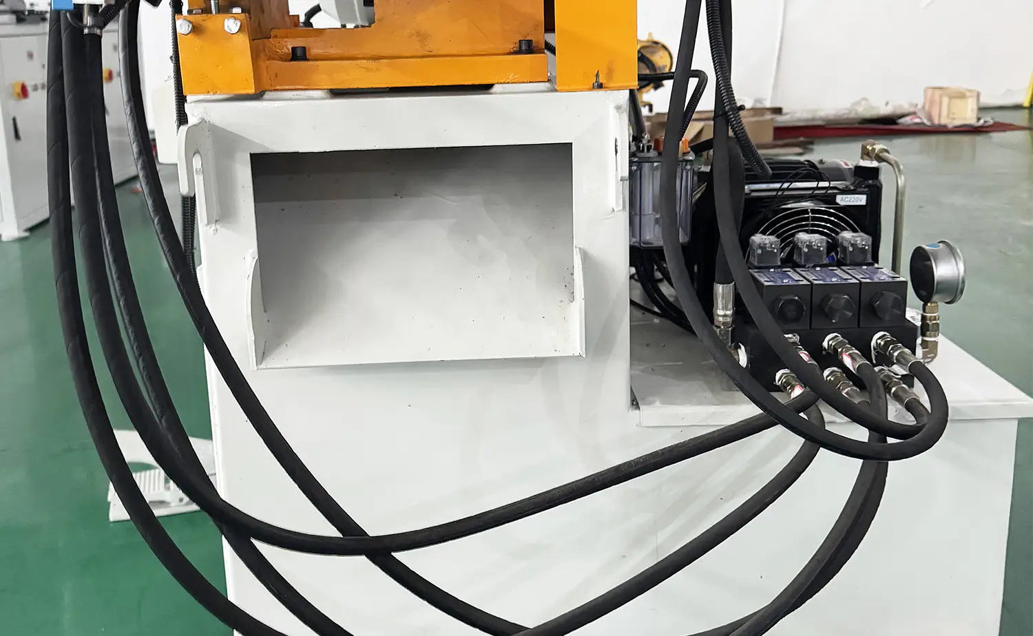 EF PV1 -sarjan hydraulinen puoliautomaattinen putken viistokone EF PV1 -sarjan hydraulinen puoliautomaattinen putken viistokone