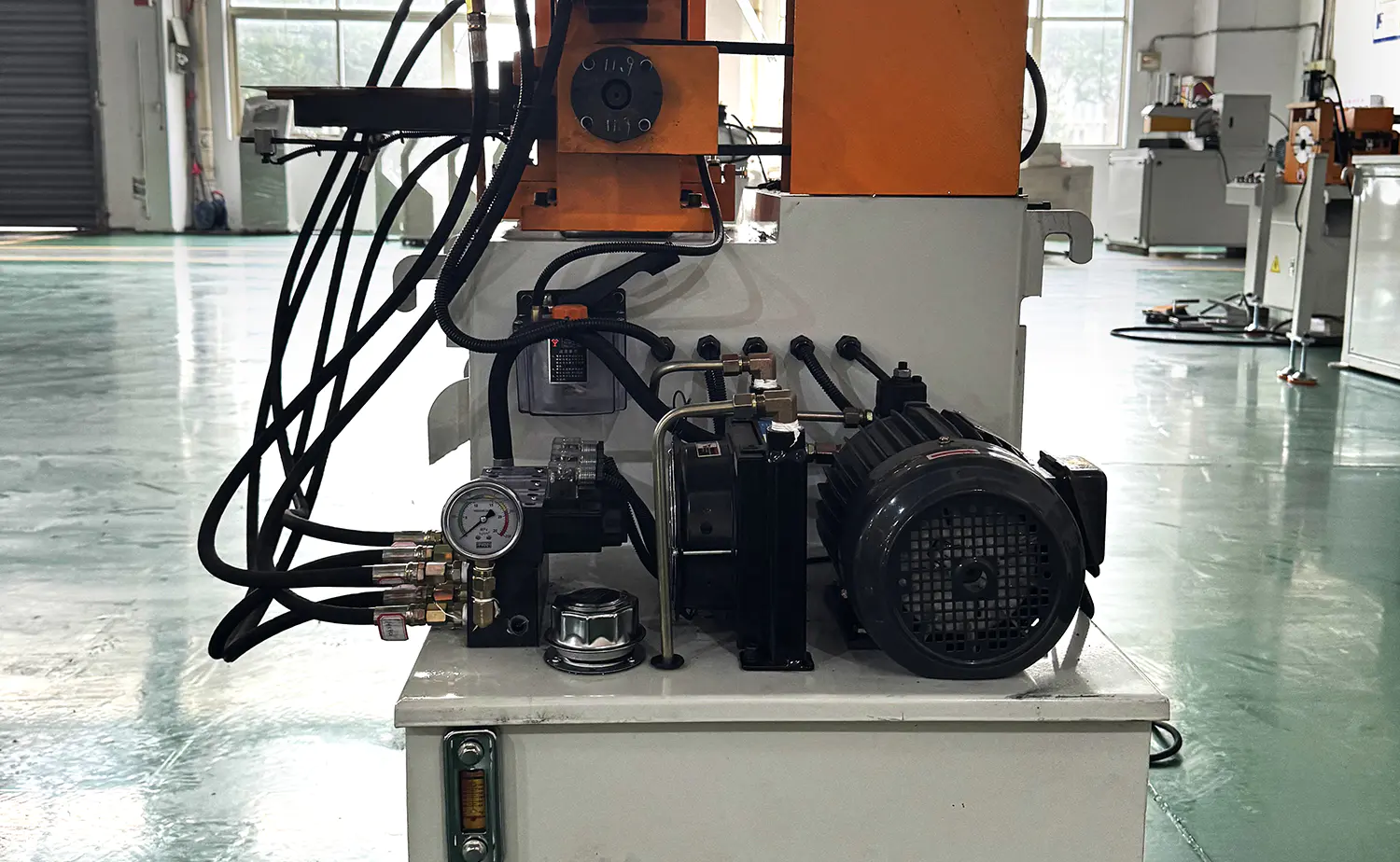 EF PV1 -sarjan hydraulinen puoliautomaattinen putken viistokone EF PV1 -sarjan hydraulinen puoliautomaattinen putken viistokone