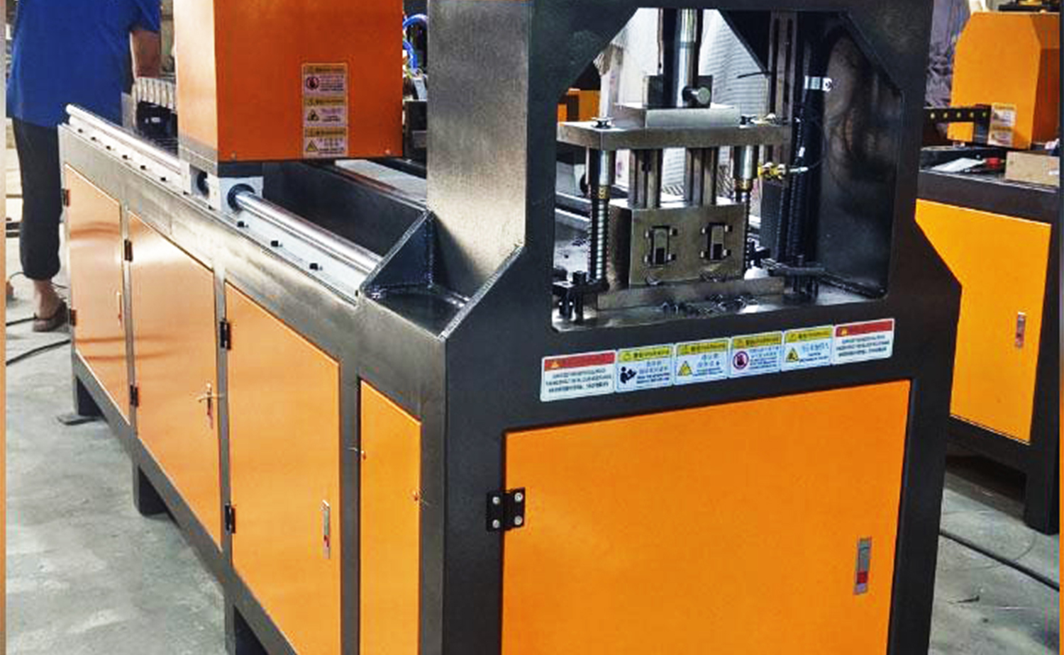 CNC-sarjan automaattinen yksisylinterinen hydraulilävistyskone