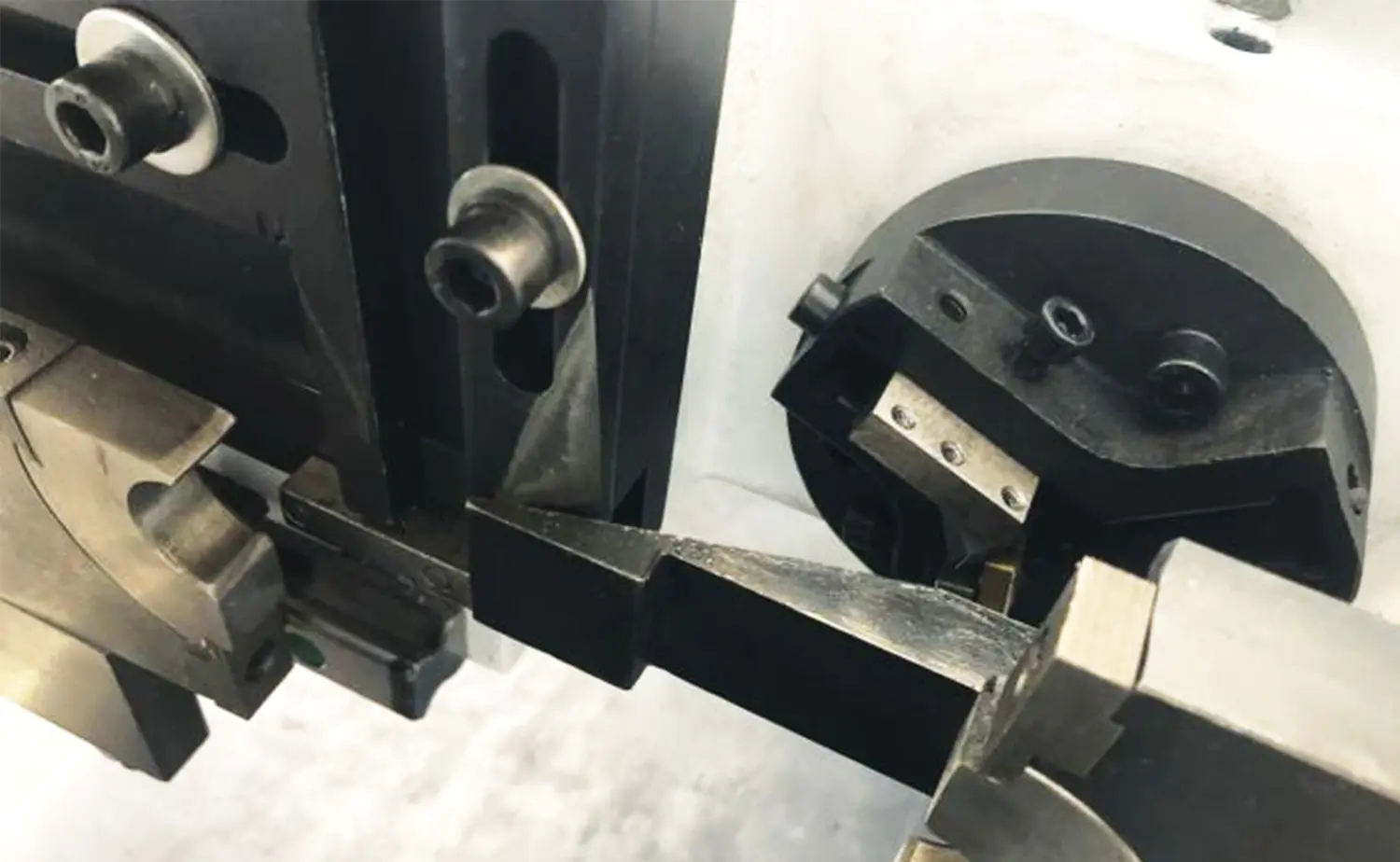 DEF PV -sarjan kaksipään hydrauliputkien viistokone DEF PV -sarjan kaksipään hydrauliputkien viistokone